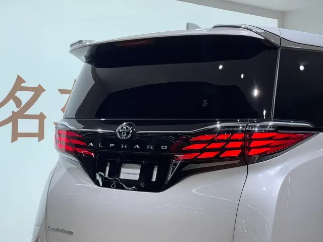 Toyota Alphard — Фото автомобиля 8