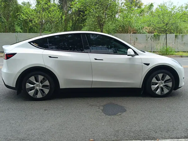 Tesla Model Y — Фото автомобиля 19