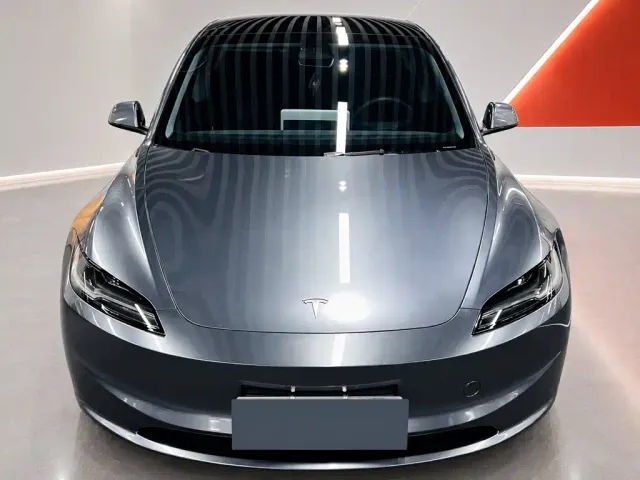 Tesla Model 3 — Фото автомобиля 2