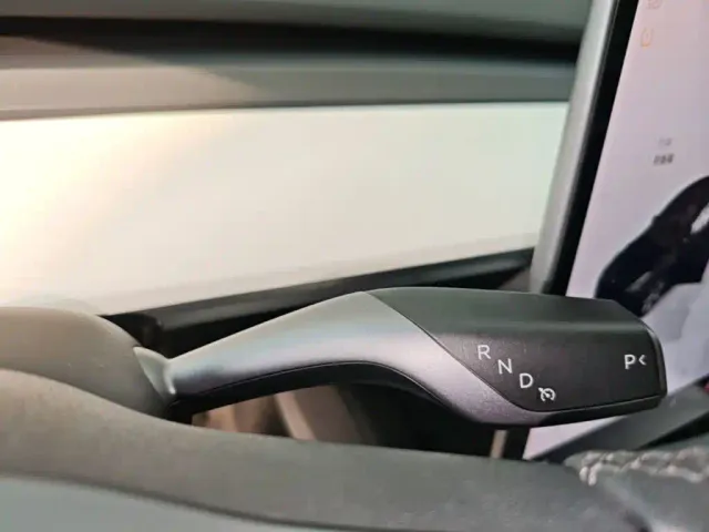 Tesla Model Y — Фото автомобиля 13