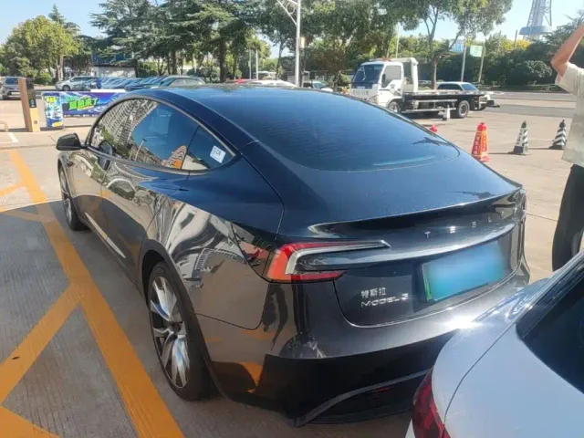 Tesla Model 3 — Фото автомобиля 4