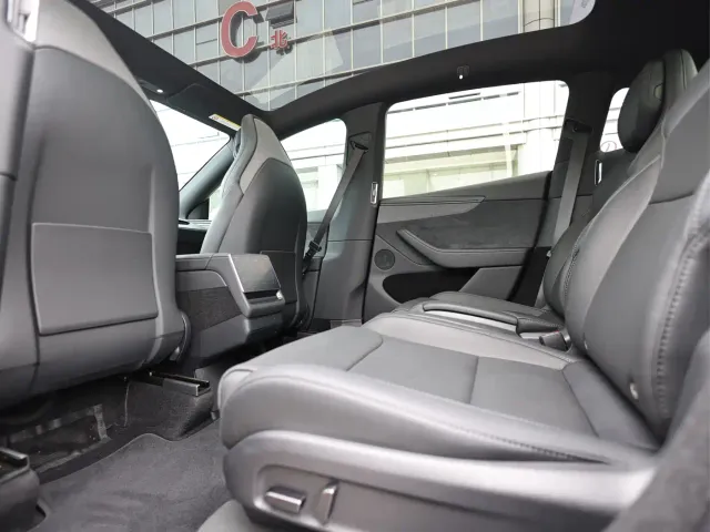 Tesla Model Y L — Фото автомобиля 17