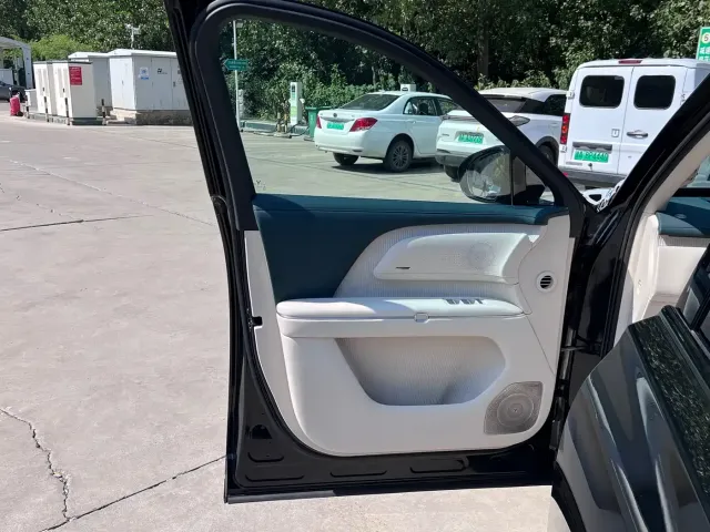 Voyah Auto VOYAH Taishan 8 — Фото автомобиля 10