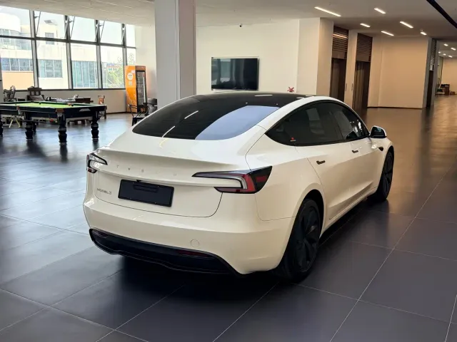 Tesla Model 3 — Фото автомобиля 6