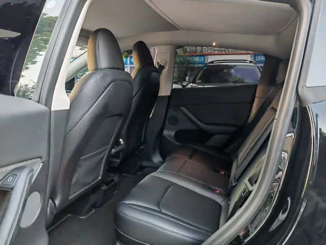 Tesla Model Y — Фото автомобиля 10