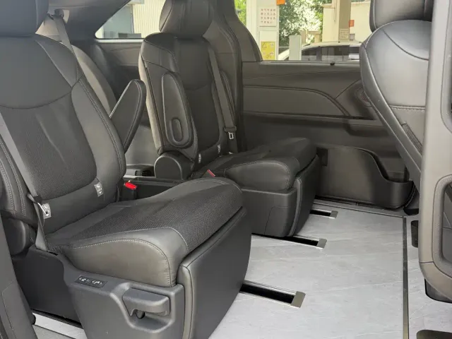 Toyota Sienna — Фото автомобиля 11