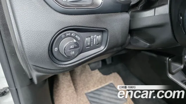Jeep Renegade — Фото автомобиля 18