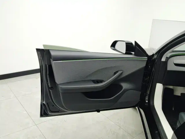 Tesla Model 3 — Фото автомобиля 7