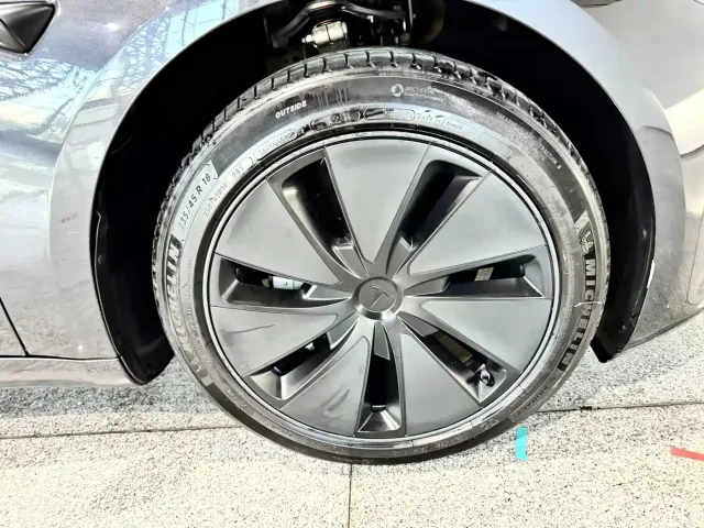 Tesla Model 3 — Фото автомобиля 25