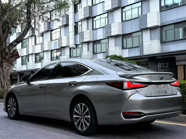 Lexus ES — Фото автомобиля 9