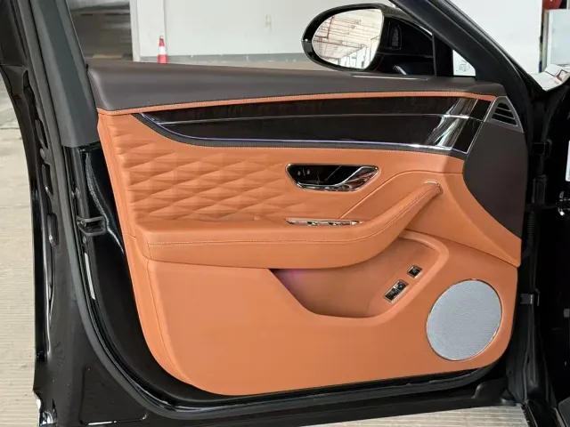 Bentley Flying Spur — Фото автомобиля 12