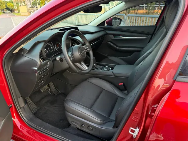 Mazda Axela — Фото автомобиля 12
