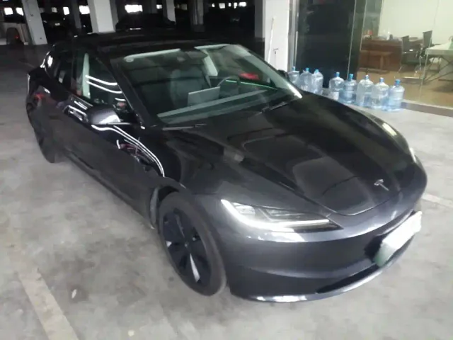 Tesla Model 3 — Фото автомобиля 3