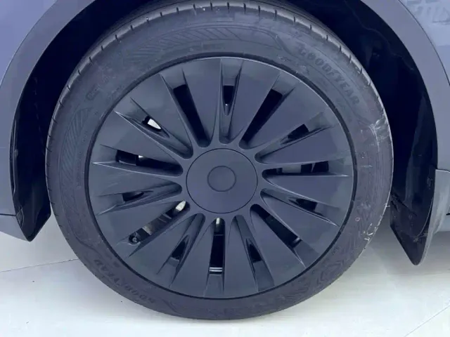 Tesla Model Y — Фото автомобиля 11