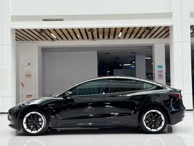 Tesla Model 3 — Фото автомобиля 7