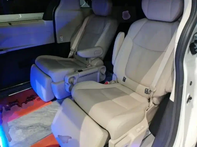 Toyota Sienna — Фото автомобиля 16
