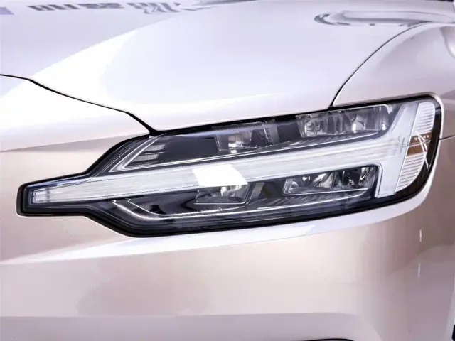 Volvo S60 — Фото автомобиля 4