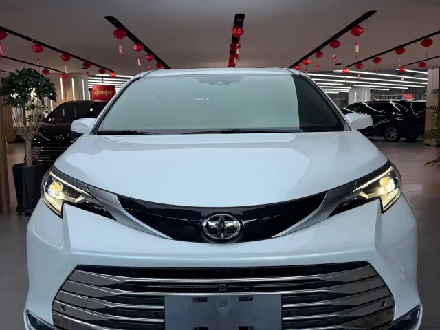 Toyota Sienna — Фото автомобиля 2