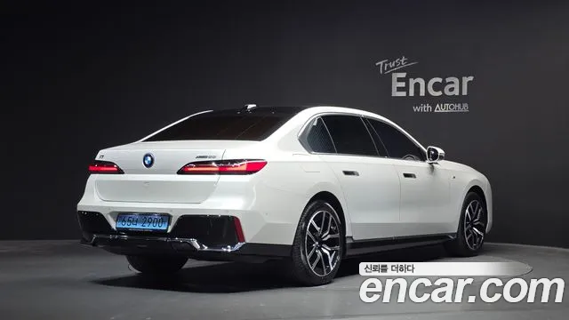 BMW i7 G70 — Фото автомобиля 2