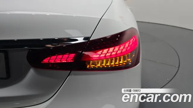 Mercedes-Benz E-Class — Фото автомобиля 23