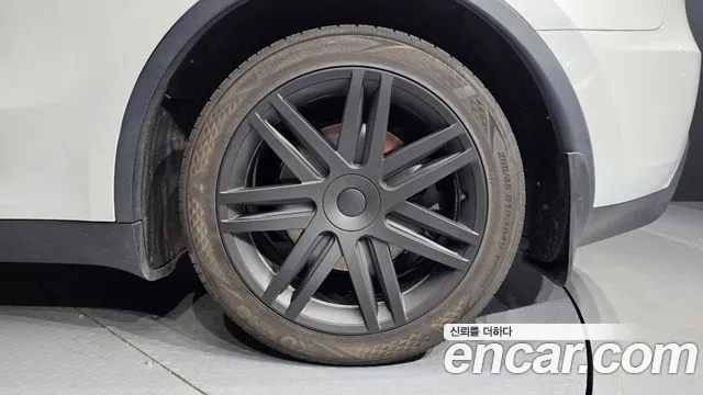 Tesla Model Y — Фото автомобиля 6