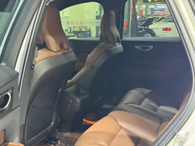 Volvo XC60 — Фото автомобиля 6