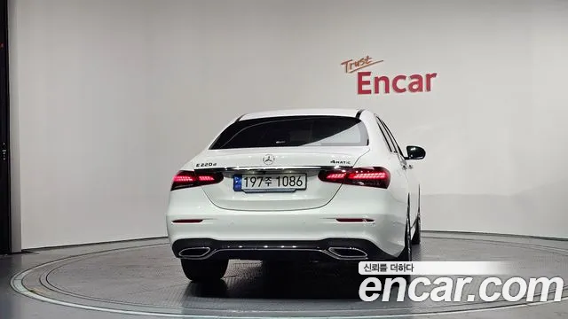 Mercedes-Benz E-Class — Фото автомобиля 4