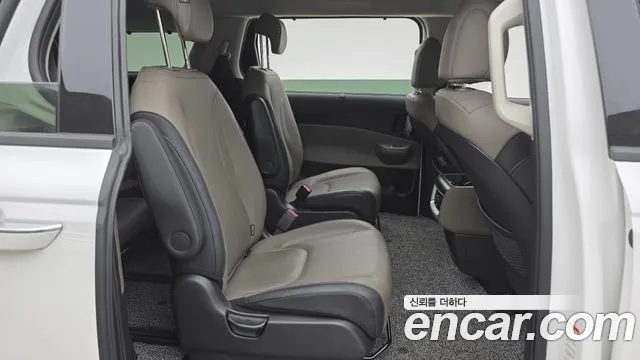 Kia Carnival Generation 4 — Фото автомобиля 12
