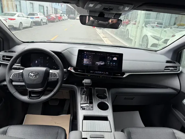 Toyota Sienna — Фото автомобиля 10
