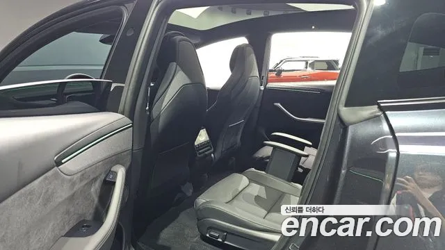 Tesla Model Y — Фото автомобиля 11