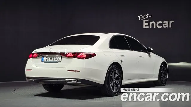 Mercedes-Benz E-Class — Фото автомобиля 2