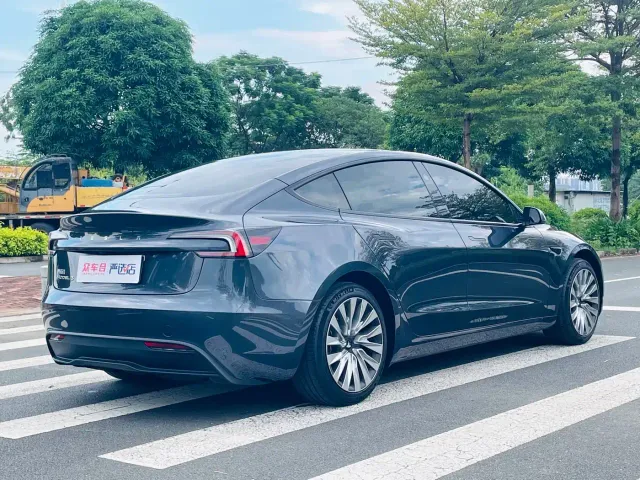 Tesla Model 3 — Фото автомобиля 5