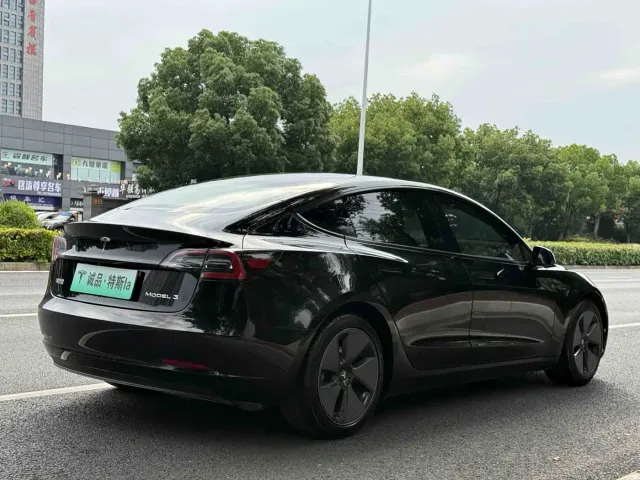 Tesla Model 3 — Фото автомобиля 5