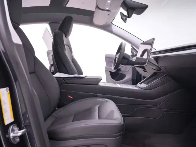 Tesla Model Y — Фото автомобиля 24