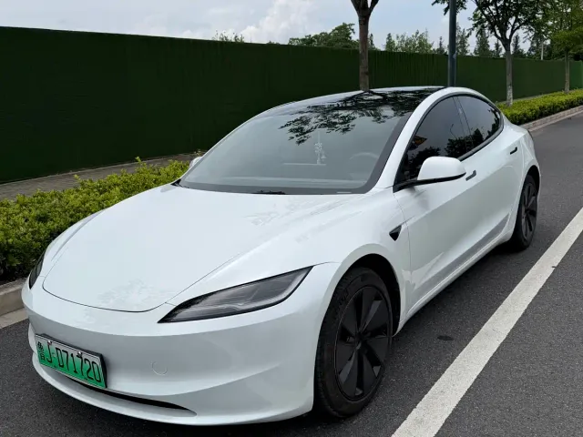 Tesla Model 3 — Фото автомобиля 3