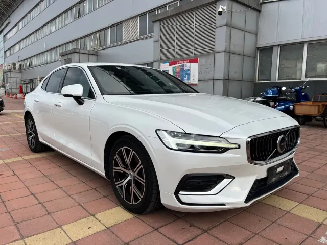Volvo S60 — Фото автомобиля 3