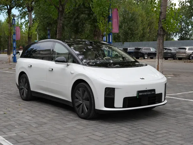 Li Auto i8 — Фото автомобиля 4