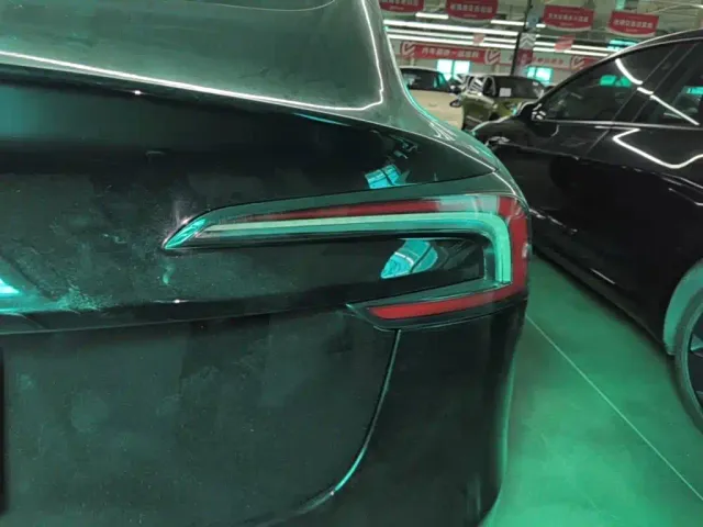 Tesla Model 3 — Фото автомобиля 7