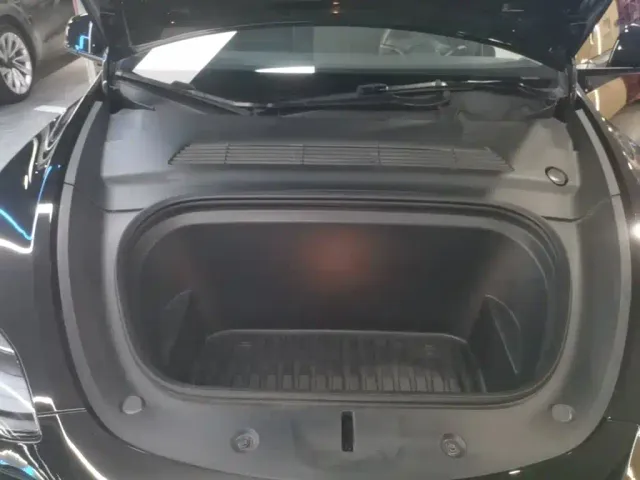 Tesla Model Y — Фото автомобиля 19
