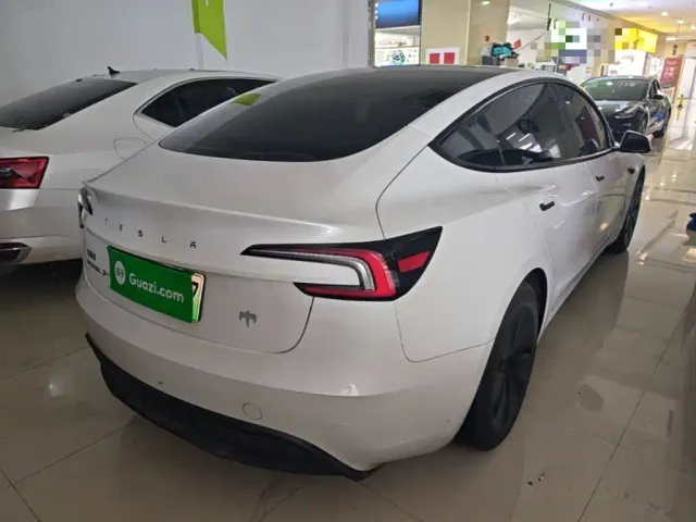 Tesla Model 3 — Фото автомобиля 6