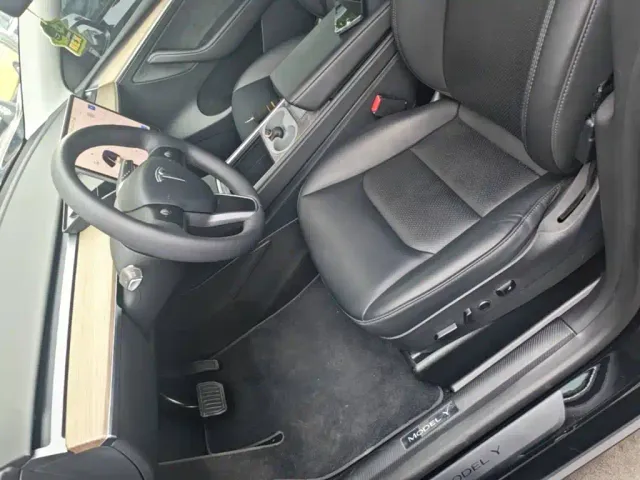 Tesla Model Y — Фото автомобиля 14