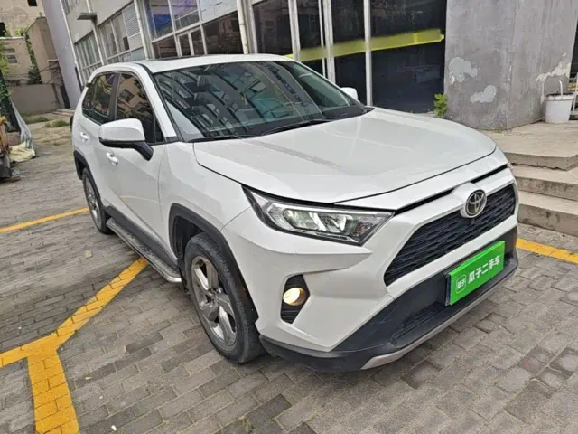 Toyota RAV4 — Фото автомобиля 3