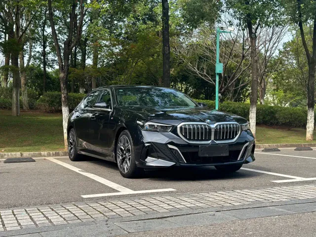 BMW 5 Series — Фото автомобиля 3