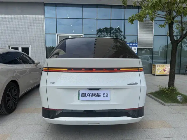 Xpeng X9 — Фото автомобиля 6