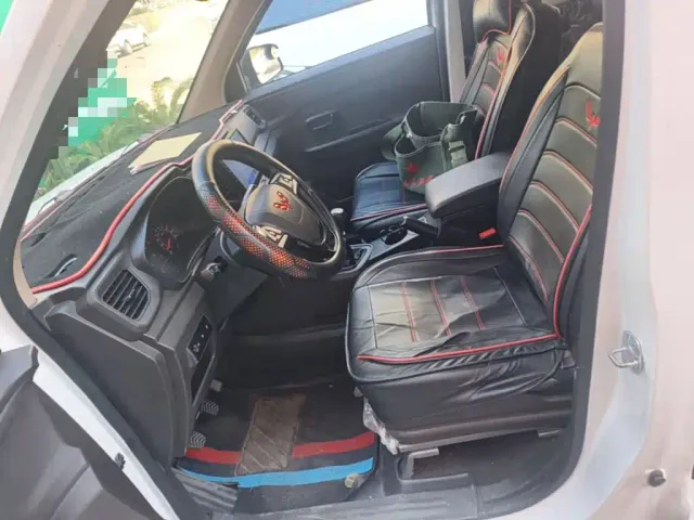 Wuling Hongguang V — Фото автомобиля 14