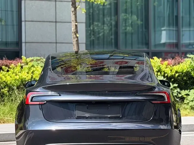 Tesla Model 3 — Фото автомобиля 3