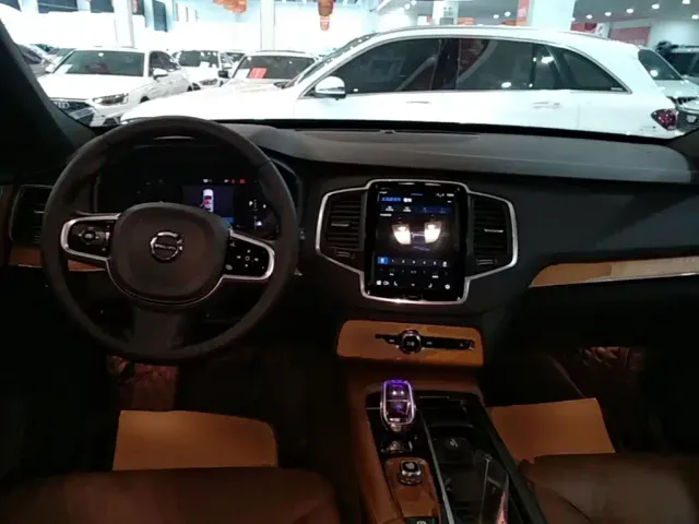 Volvo XC90 — Фото автомобиля 9