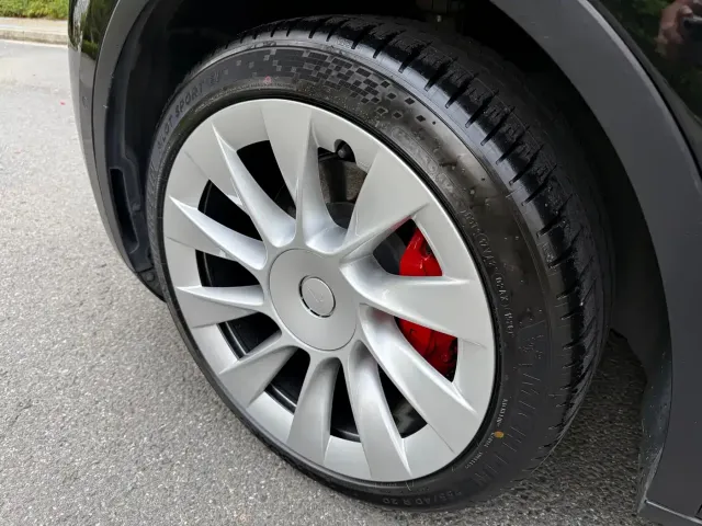 Tesla Model Y — Фото автомобиля 10