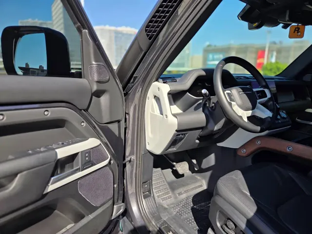 Land Rover Defender — Фото автомобиля 8