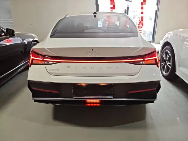 Hyundai Elantra — Фото автомобиля 3